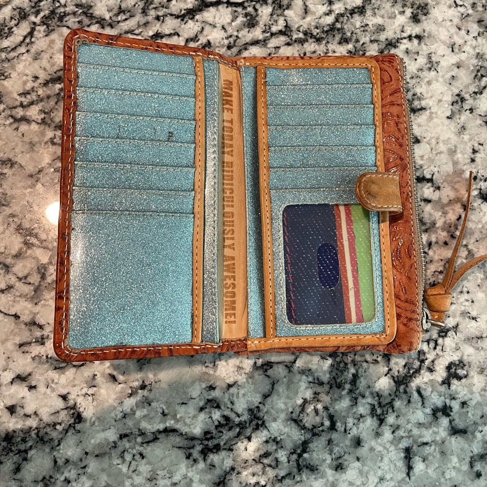Consuela Wallet